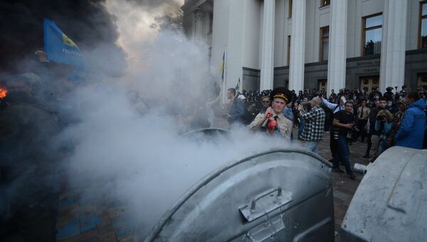 Участники митинга в поддержку принятия законопроекта о люстрации органов госвласти подожгли мусорные баки около здания Верховной рады