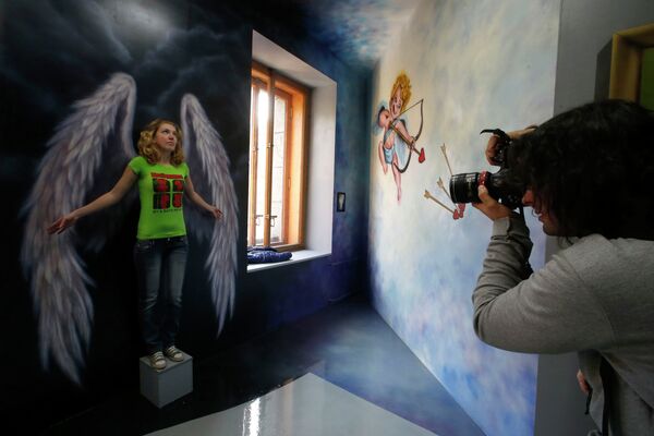 Девушка позирует фотографу в Музее оптических иллюзий в Санкт-Петербурге