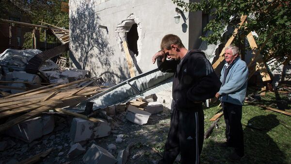 Жители Донецка у своего дома, разрушенного после обстрела. Украина, 7 октября 2014