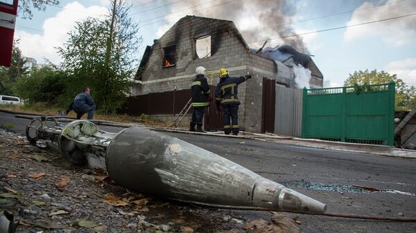 Фрагмент ракеты вблизи разрушенного обстрелом дома в Донецке. Архивное фото
