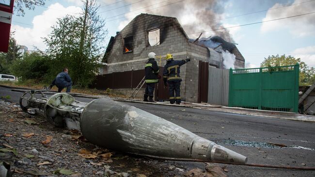 Фрагмент ракеты вблизи разрушенного обстрелом дома в Донецке. Архивное фото