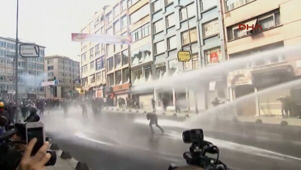 Люди убегали от слезоточивого газа во время беспорядков в Стамбуле