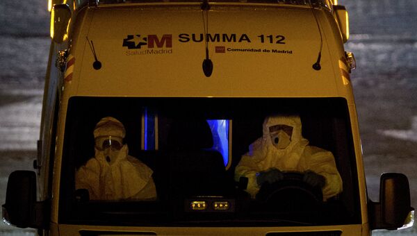 Машина скорой помощи перевозит зараженного Эболой пациента в Мадриде