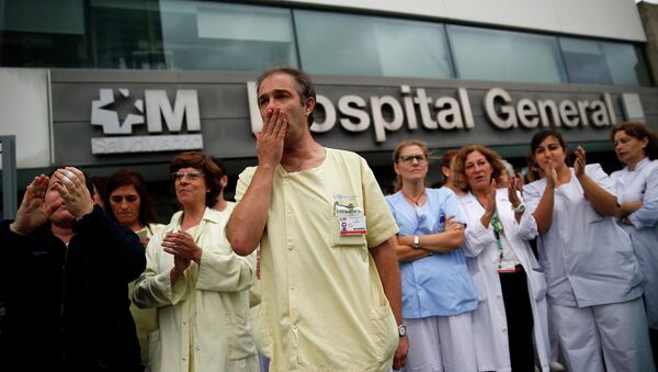 Медицинские работники во время демонстрации у больница в Мадриде. 7 октября 2014