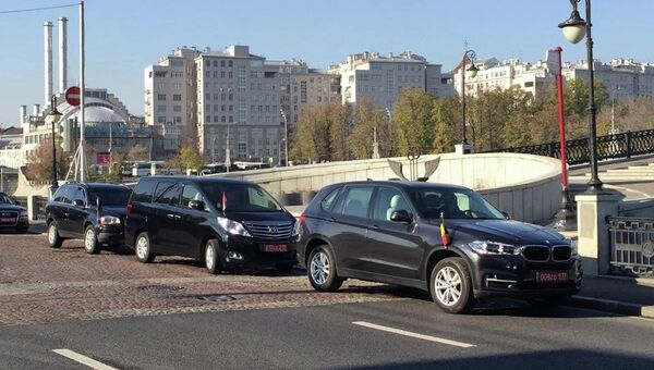 Автомобили глав дипломатических миссий на Кадашевской набережной. Архивное фото