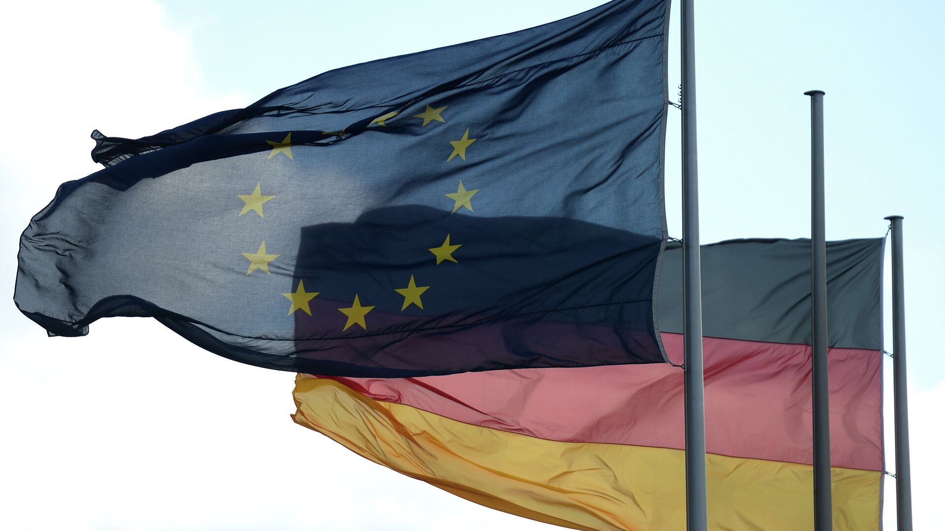 Флаги Евросоюза и Германии в Берлине - РИА Новости, 1920, 04.02.2024