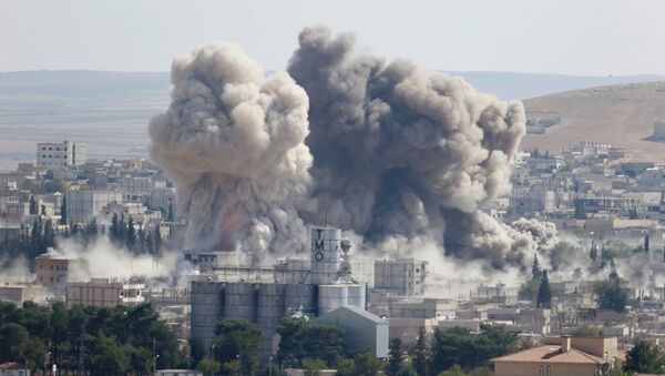 Дым поднимается над сирийским городом Кобани после авиаударов США. 8 октября 2014