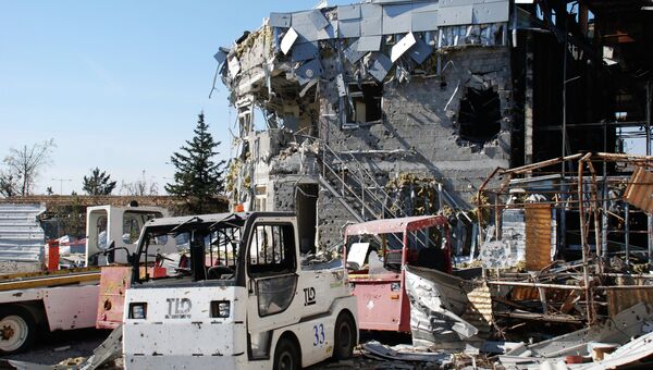 Разрушенное здание в аэропорту города Донецка