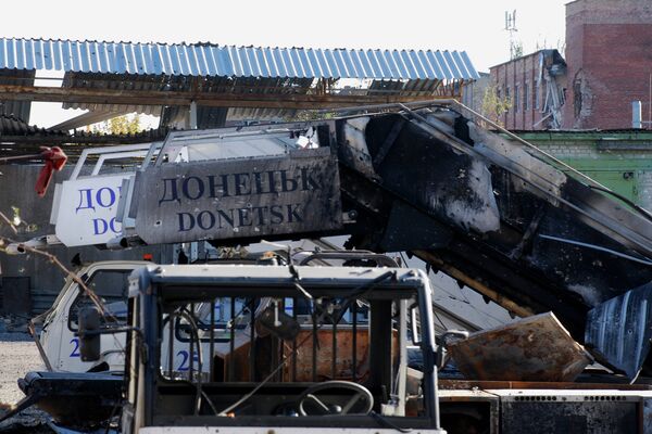 Разрушенный трап самолета в аэропорту города Донецка