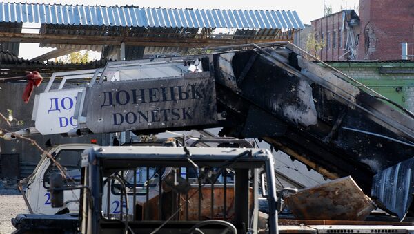 Разрушенный трап самолета в аэропорту Донецка. Архивное фото