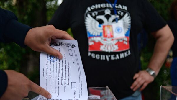 Житель Донбасса голосует на референдуме. Архивное фото