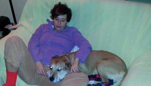 Испанская медсестра Мария Тереса Ромеро, заболевшая лихорадкой Эбола со своей собакой по кличке Excalibur