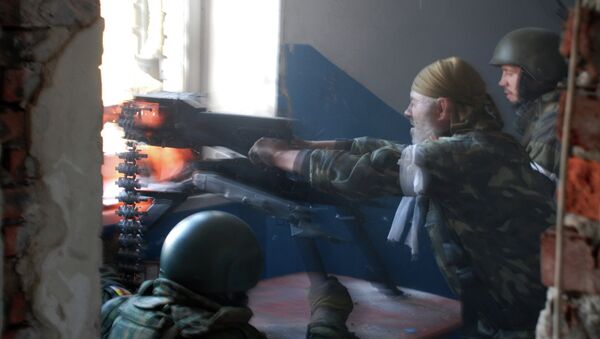 Ополченцы Донецкой народной республики (ДНР) во время боя в районе аэропорта города Донецка. Архивное фото