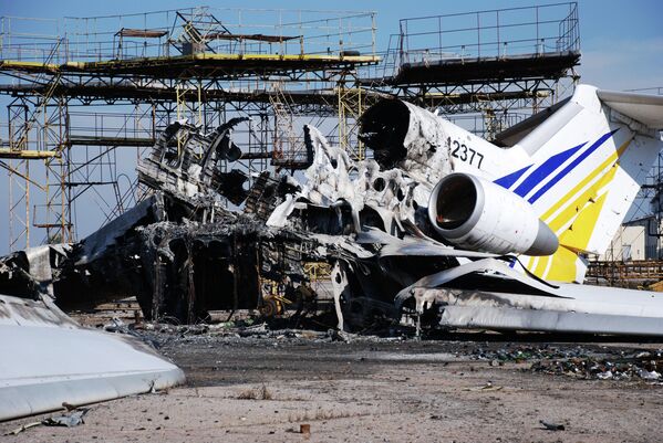 Разрушенный самолет в аэропорту города Донецка