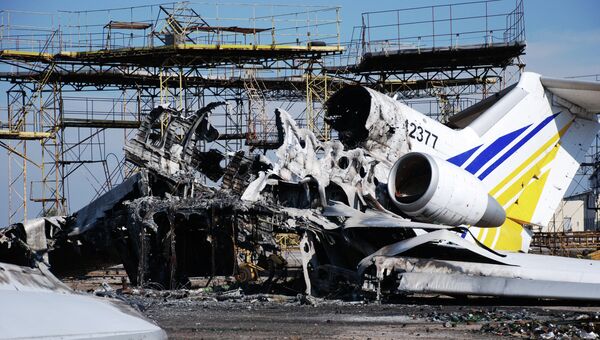 Разрушенный самолет в аэропорту города Донецка. Архивное фото