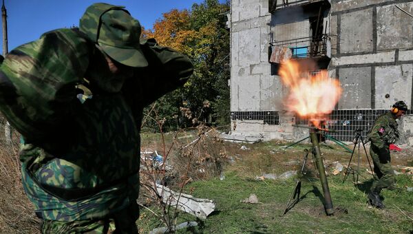Ополченец ведет огонь по позициям украинских силовиков. Архивное фото