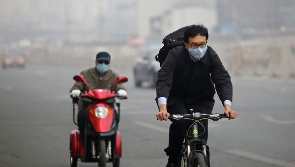 Жители Пекина в масках от смога. Китай, 9 октября 2014