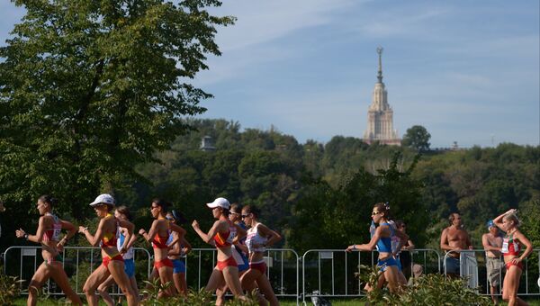Спортсменки проходят в центре Москвы в соревнованиях по спортивной ходьбе на дистанции 20 км