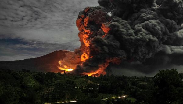 Извержение вулкана Синабунг на острове Суматра в Индонезии. Архивное фото