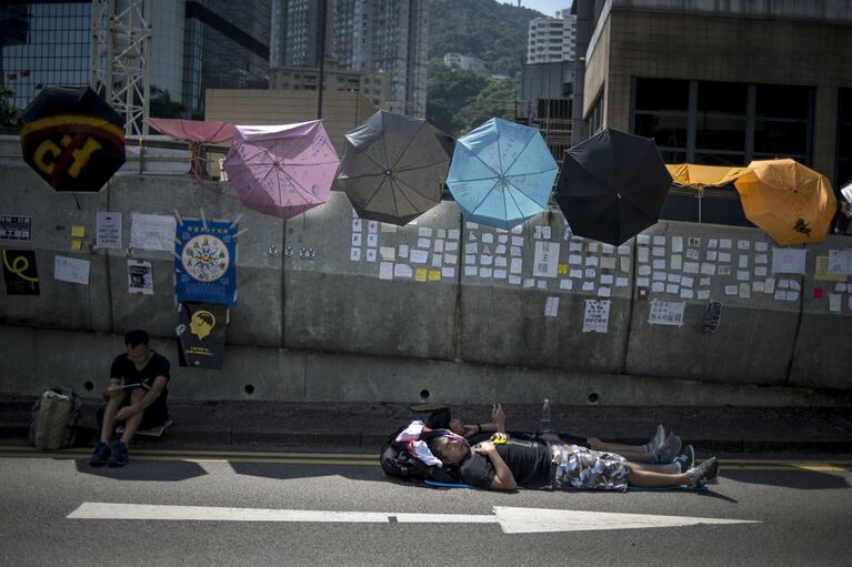 Сторонники протестного движения Occupy Central лежат на проезжей части в районе Admiralty в Гонконге