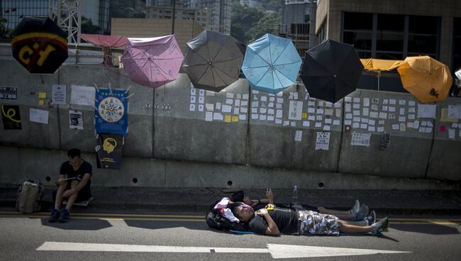 Сторонники протестного движения Occupy Central лежат на проезжей части в районе Admiralty в Гонконге