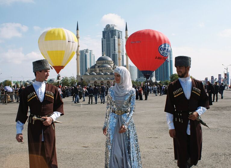 Горожане во время празднования Дня города в центре Грозного