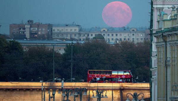 Красная луна появляется над центром Москвы. Архивное фото