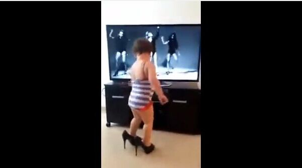 Видео в YouTube: девочка танцует под клип