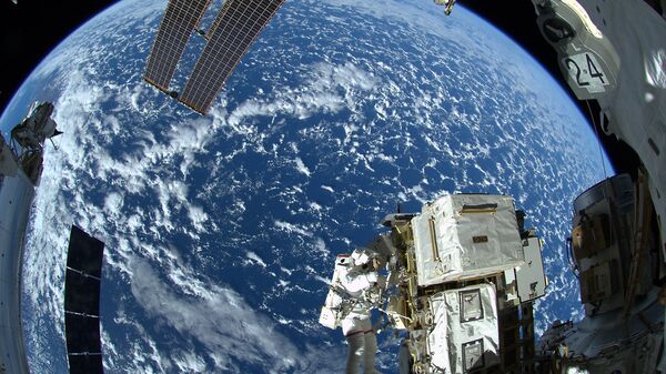 Астронавт НАСА Рид Вайзман в открытом космосе у МКС. Архивное фото