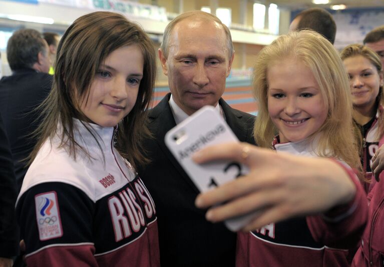 9 октября 2014. Президент России Владимир Путин фотографируется с победителями II Летних юношеских Олимпийских игр 2014 года в Нанкине