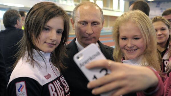 9 октября 2014. Президент России Владимир Путин фотографируется с победителями II Летних юношеских Олимпийских игр 2014 года в Нанкине
