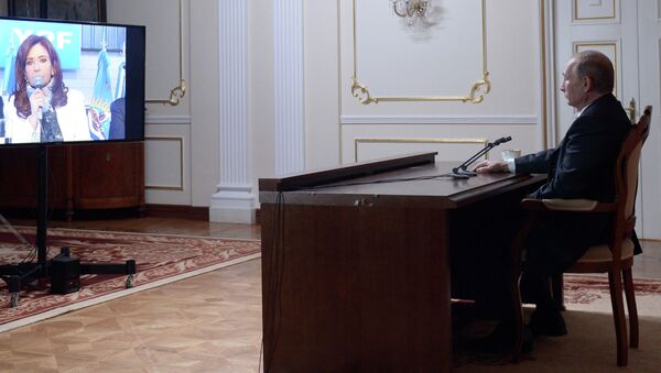 Владимир Путин во время телемоста с Кристиной Фернандес де Киршнер. Архивное фото