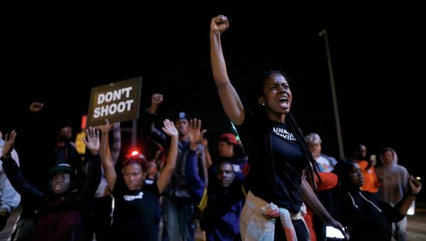 Жители Сент-Луиса протестуют против убийства полицейским чернокожего подростка, 9 октября 2014