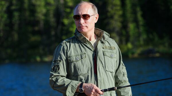 Президент России Владимир Путин во время рыбалки в 2013 году. Архивное фото