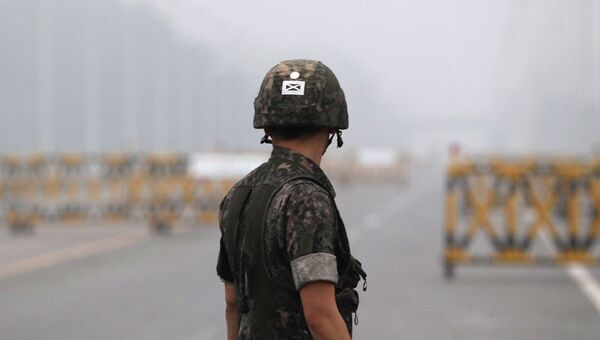 Южнокорейский солдат на военном контрольно-пропускном пункте на границе Южной и Северной Кореи. Архивное фото