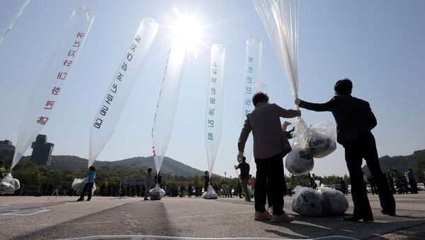 Запущенные Южной Кореей воздушные шары с листовками. 10 октября 2014