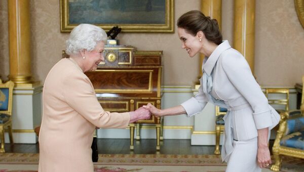 Елизавета II присвоила актрисе Анжелине Джоли титул дамы. Букингемский дворец, Англия. 10 октября 2014