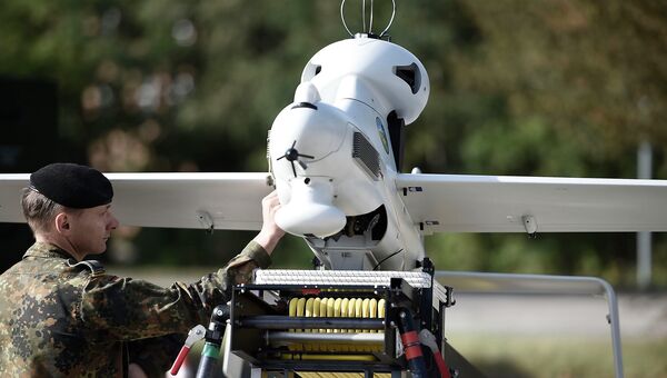 Солдат бундесвера осматривает беспилотный летательный аппарат. Архивное фото