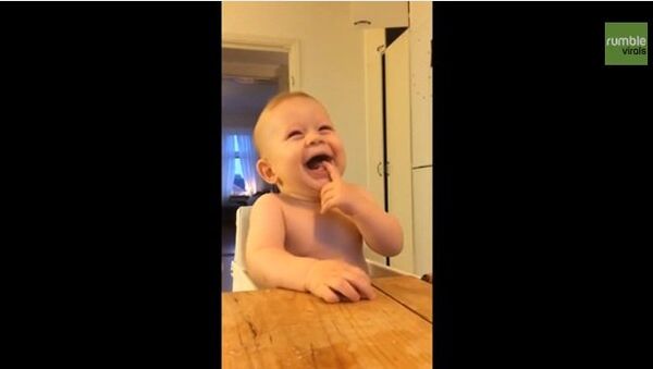 Видео на YouTube: ребенок смеется