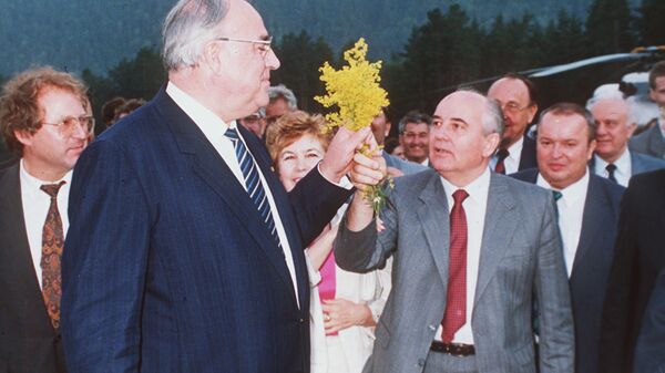 Президент СССР Михаил Горбачев и канцлер Германии Гельмут Коль