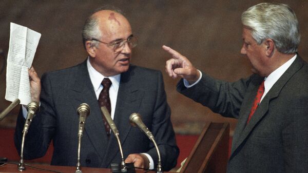 Горбачев и Ельцин на внеочередной сессии ВС РСФСР. Архивное фото