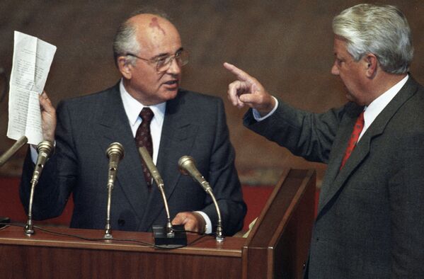 Президент СССР Михаил Горбачев и Президент РФ Борис Ельцин во время вечернего заседания внеочередной сессии ВС РСФСР, 1991 год