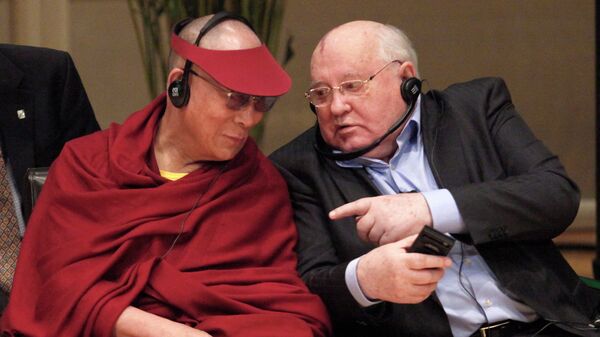 Далай-лама с Михаилом Горбачевым на заключительном заседании Всемирного саммита лауреатов Нобелевской премии мира, 2012 год