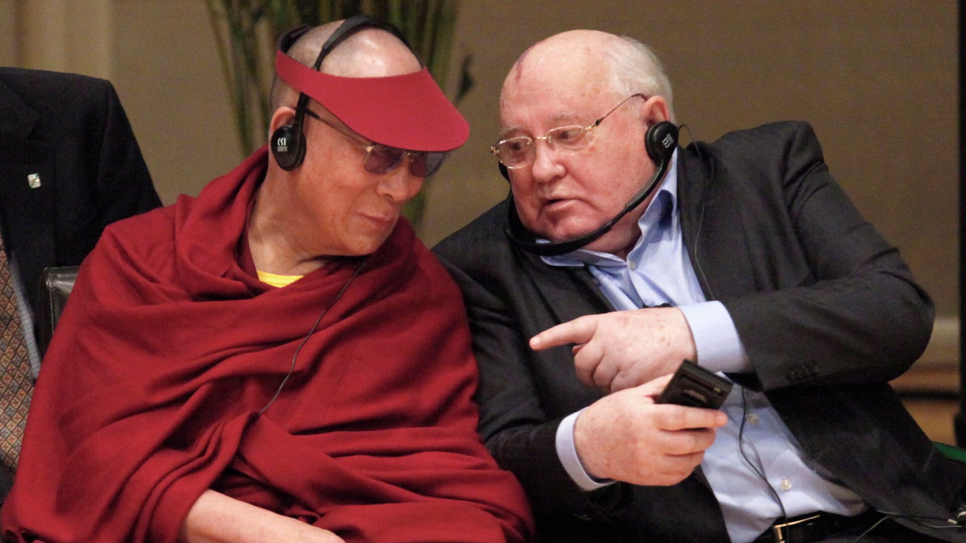 Далай-лама с Михаилом Горбачевым на заключительном заседании Всемирного саммита лауреатов Нобелевской премии мира, 2012 год - РИА Новости, 1920, 31.08.2022