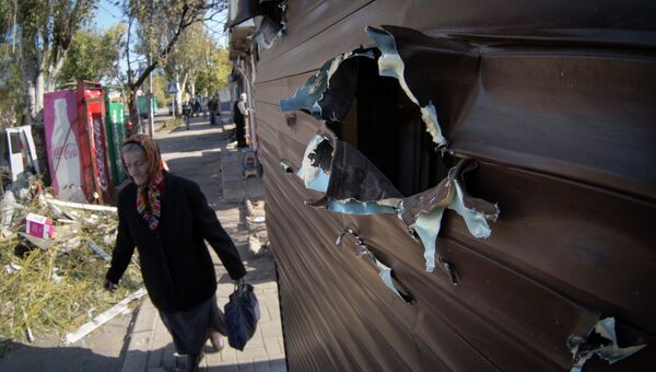 Поврежденный осколками киоск на улице Донецка. Архивное фото