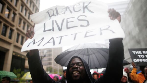 Протестующие начали акцию в Сент-Луисе после убийства чернокожего подростка