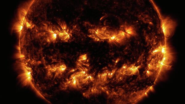Снимок Солнца, сделанный наложением снимков небесного светила на длине волны 171 и 193 Ангстрем