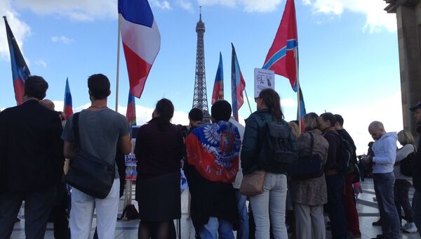 Манифестация в поддержку Новороссии проходит в Париже