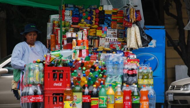 Продажа газированных напитков на улицах боливийской столицы Продажа газированных напитков на улицах боливийской столицы