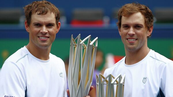 Братья Брайан победили на теннисном турнире в Шанхае в парном разряде